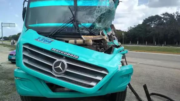 El autobús de turismo presentó graves daños El autobús de turismo presentó graves daños