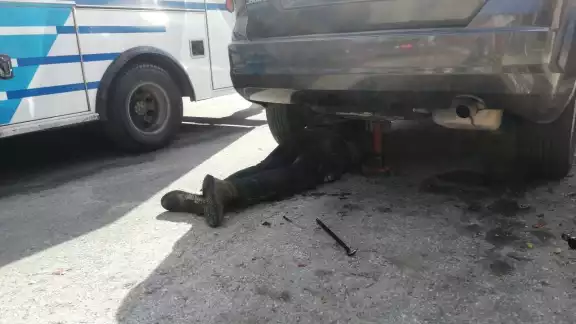 Al lugar se presentó personal de Tránsito, quienes aseguraron al conductor responsable