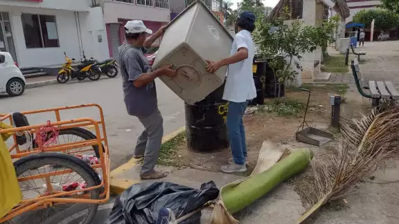 Solo existen dos recolectores de basura para todo el municipio Solo existen dos recolectores de basura para todo el municipio