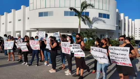 Los colectivos feministas mostraron sus consignas ante la FGE Foto: Jazmín Rodríguez Los colectivos feministas mostraron sus consignas ante la FGE Foto: Jazmín Rodríguez