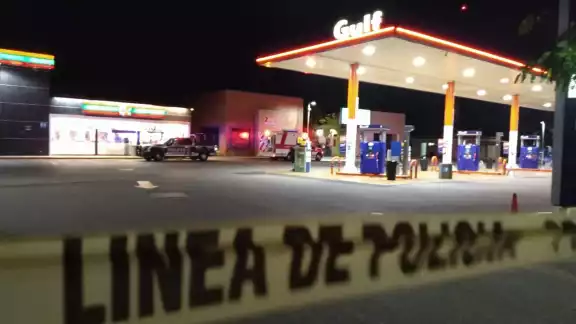 Empleados de una tienda de conveniencia y clientes fueron golpeados y atados de las manos con trapos y encerrados en una bodega. Empleados de una tienda de conveniencia y clientes fueron golpeados y atados de las manos con trapos y encerrados en una bodega.