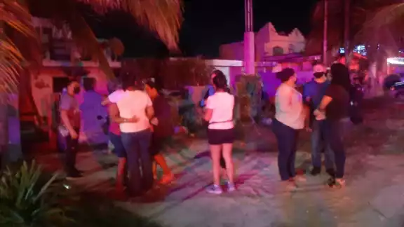 Vecinos se alarmaron luego de escuchar el operativo policiaco ocasionado por el siniestro Vecinos se alarmaron luego de escuchar el operativo policiaco ocasionado por el siniestro