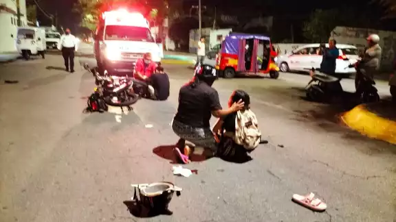 El motociclista sufrió una fractura en la mano derecha y mujer presentó una fractura en el tabique y la quijada aparte de perder un diente El motociclista sufrió una fractura en la mano derecha y mujer presentó una fractura en el tabique y la quijada aparte de perder un diente