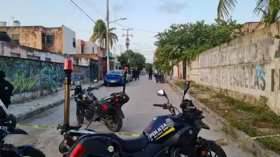 Los agentes trasladaron al detenido a las instalaciones de la policía Los agentes trasladaron al detenido a las instalaciones de la policía