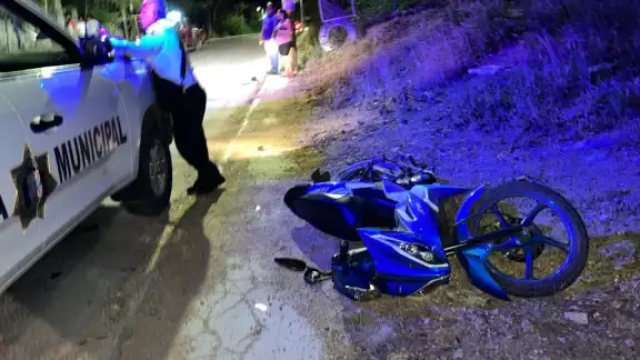 Un vehículo fantasma impactó a un motociclista sobre la calle 23 de la colonia San Martín la noche del domingo. Un vehículo fantasma impactó a un motociclista sobre la calle 23 de la colonia San Martín la noche del domingo.