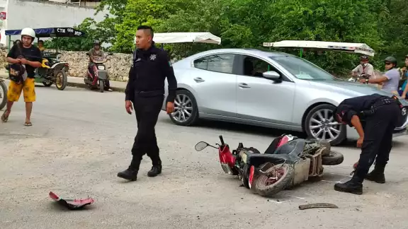Un menor de edad impactó la moto en la que viajaba contra un auto Un menor de edad impactó la moto en la que viajaba contra un auto