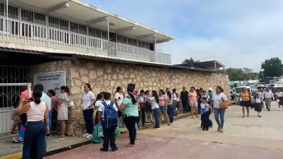 En Hopelchén, en la primaria “Lázaro Cárdenas” se entregaron libros de texto y se organizó un acto cívico para dar la bienvenida. En Hopelchén, en la primaria “Lázaro Cárdenas” se entregaron libros de texto y se organizó un acto cívico para dar la bienvenida.