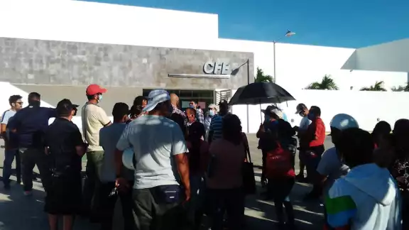 Los habitantes de la colonia In House indicaron que no levantarán el bloqueo hasta que les sea resuelto el problema de la electricidad Los habitantes de la colonia In House indicaron que no levantarán el bloqueo hasta que les sea resuelto el problema de la electricidad