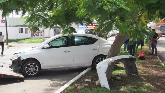 El vehículo más afectado fue el del conductor responsable del accidente El vehículo más afectado fue el del conductor responsable del accidente
