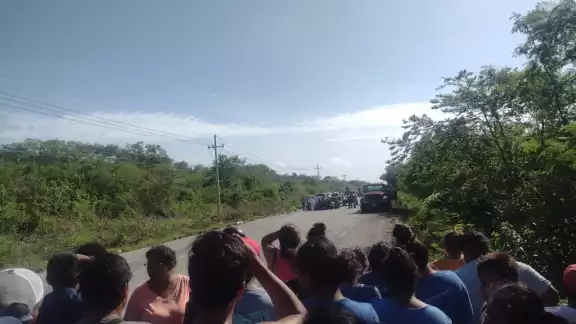 Pobladores cercanos acudieron a rapiñar el cargamento de un tráiler, donde su conductor resultó herido de gravedad