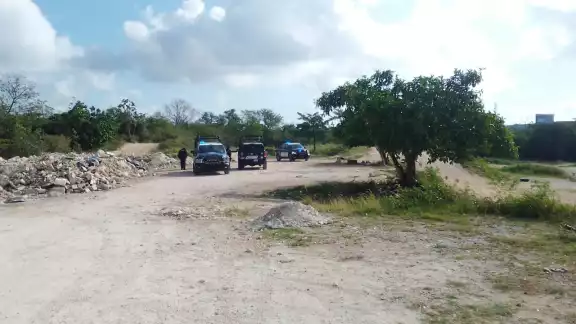 Las unidades de la Policía de Playa del Carmen se desplegaron en la zona del hallazgo de presuntos restos de una persona cerca de la carretera a Tulum Las unidades de la Policía de Playa del Carmen se desplegaron en la zona del hallazgo de presuntos restos de una persona cerca de la carretera a Tulum