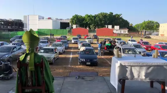 Al lugar llegaron 33 autos para escuchar la palabra del Señor (@MonsRamonCastro) Al lugar llegaron 33 autos para escuchar la palabra del Señor (@MonsRamonCastro)