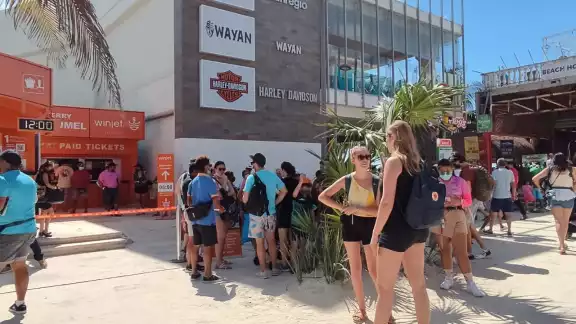Turistas sin cubrebocas hacían fila para el acceso a la Terminal Marítima de Playa del Carmen y cruzar a Cozumel