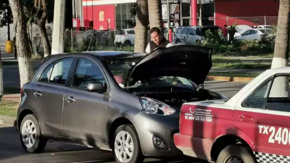 El conductor del vehículo particular argumentaba que el taxista fue el responsable del incidente El conductor del vehículo particular argumentaba que el taxista fue el responsable del incidente