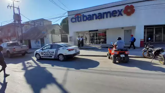 Elementos de la SPSC acudieron a un banco en la colonia Centro por una alarma disparada Elementos de la SPSC acudieron a un banco en la colonia Centro por una alarma disparada