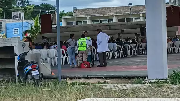 Una mujer septuagenaria sufrió un bajón de presión arterial durante un evento en la colonia Morelos de Escárcega.