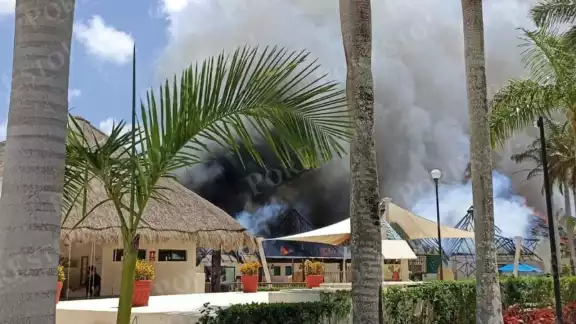 La columna de fuego del incendio en el Hotel Allegro de Cozumel se extendió varios metros de distancia y fue visto por pescadores