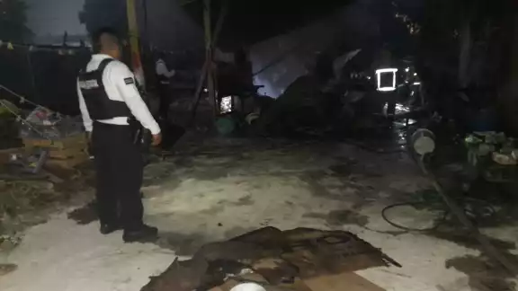 Incendio en la cocina de una vivienda en la colonia Salsipuedes debido a las brasas de un fogón esparcidas por el viento Incendio en la cocina de una vivienda en la colonia Salsipuedes debido a las brasas de un fogón esparcidas por el viento