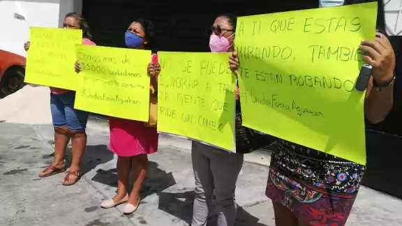 Se presentaron con pancartas en mano para exigir la consulta Se presentaron con pancartas en mano para exigir la consulta
