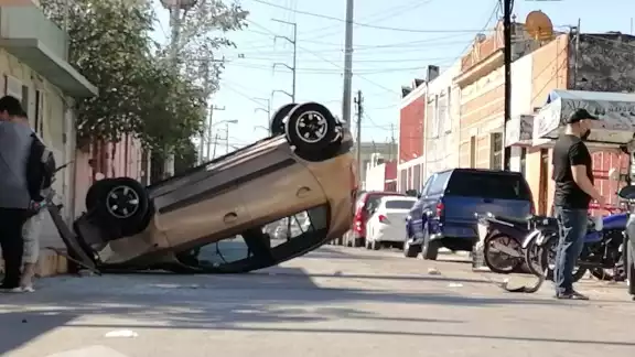 El auto quedó bloqueando la calle 46 de Mérida El auto quedó bloqueando la calle 46 de Mérida