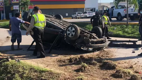 Al lugar llegaron elementos de la SSP quienes auxiliaron al automovilista