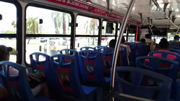 Algunas personas han optado por no usar sus celulares o llevar objetos de valor mientras están abordo del transporte público Algunas personas han optado por no usar sus celulares o llevar objetos de valor mientras están abordo del transporte público