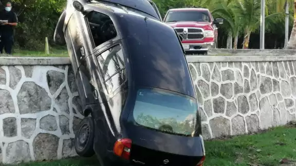 Testigos afirman que el conductor quedó tirado en el suelo unos minutos antes de escapar en el monte