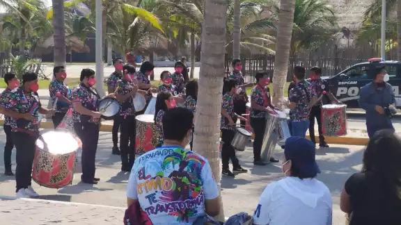 En el evento se congregó a batucadas y bailarines así como familiares, lo que generó aglomeraciones En el evento se congregó a batucadas y bailarines así como familiares, lo que generó aglomeraciones