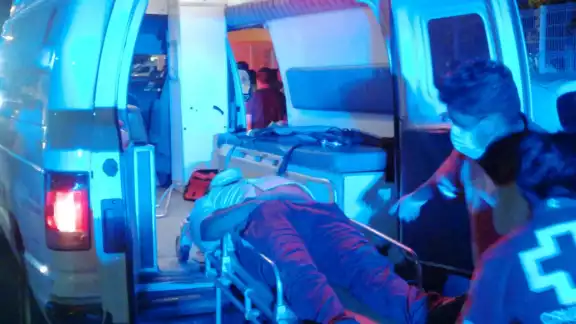 Elementos de la Cruz Roja atendieron al chofer del taxi que se encontraba recostado en el pavimento y presentaba aparente fractura de brazo izquierdo