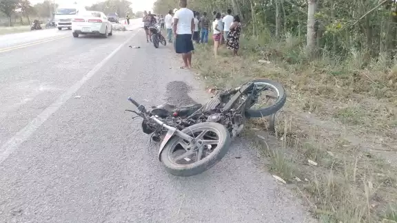 La camioneta se salió de la carretera y se impactó contra un árbol La camioneta se salió de la carretera y se impactó contra un árbol
