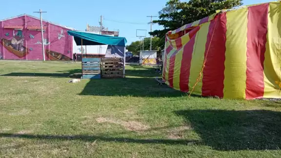 Vecinos montan campamento para evitar la construcción del Centro Cultural Ágora Vecinos montan campamento para evitar la construcción del Centro Cultural Ágora