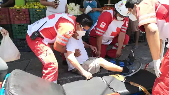 El adulto de 63 años terminó con una lesión en la pierna izquierda por lo que fue trasladado al hospital