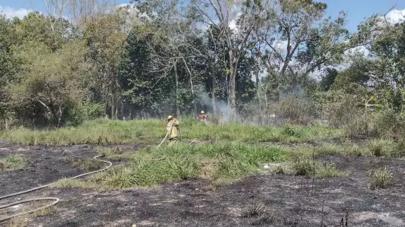 El fuego se extendió por gran parte del terreno baldío El fuego se extendió por gran parte del terreno baldío
