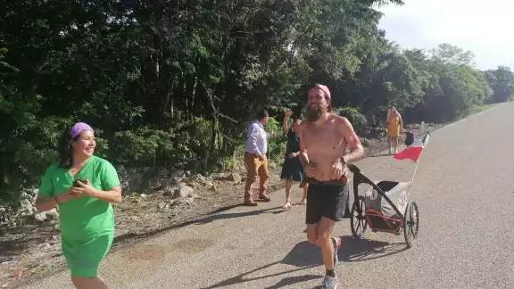 Jonas Deichmann declaró sentirse contento con la hospitalidad de los yucatecos a pesar de sentirse agotado por el fuerte sol Jonas Deichmann declaró sentirse contento con la hospitalidad de los yucatecos a pesar de sentirse agotado por el fuerte sol