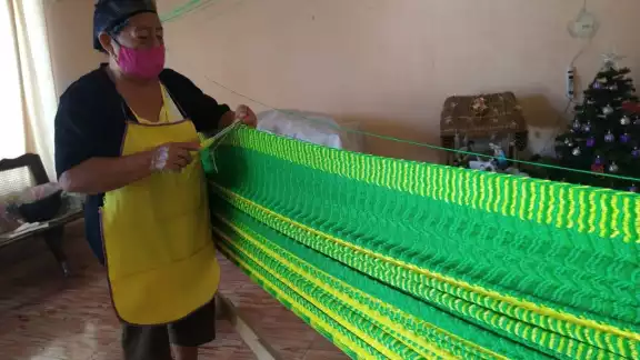 En relación con los precios, la artesana comenta que van de los mil hasta los dos mil pesos