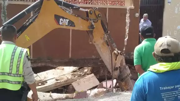 La maquinaria abrió parte de la calle 110 con 59 G para realizar los trabajos La maquinaria abrió parte de la calle 110 con 59 G para realizar los trabajos