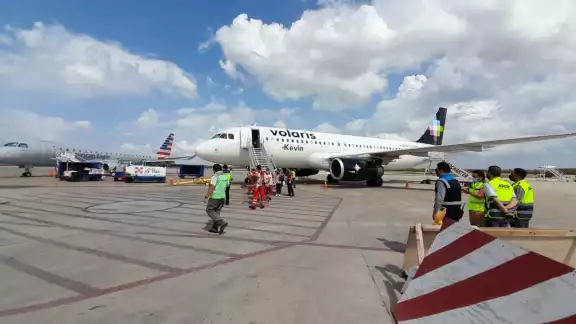 El hombre tuvo que ser atendido por personal del aeropuerto El hombre tuvo que ser atendido por personal del aeropuerto