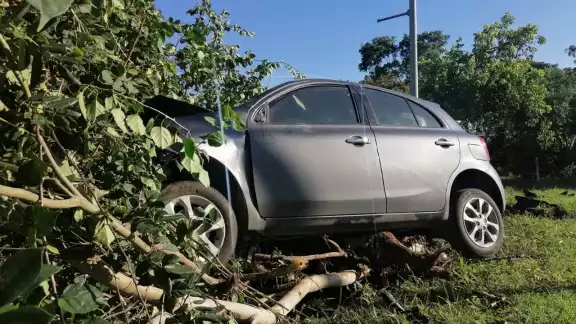 El vehículo se fue a la hondonada que divide al Periférico de Mérida