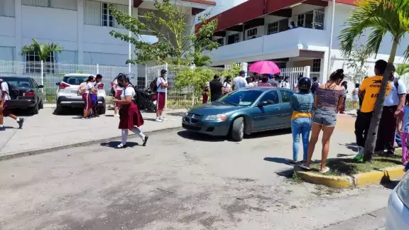 En las capturas se puede apreciar la forma en que el maestro tiene contacto con sus alumnas