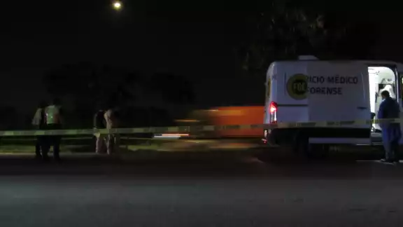 El cuerpo forense llegó al lugar del accidente para poder recoger el cuerpo El cuerpo forense llegó al lugar del accidente para poder recoger el cuerpo