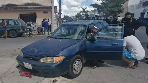 El golpe provocó que un auto se proyectara contra una familia El golpe provocó que un auto se proyectara contra una familia