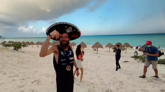 El apasionado beso quedó retratado y siguió disfrutando del mar junto a su familia