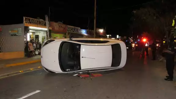 El vehículo quedó volcado El vehículo quedó volcado