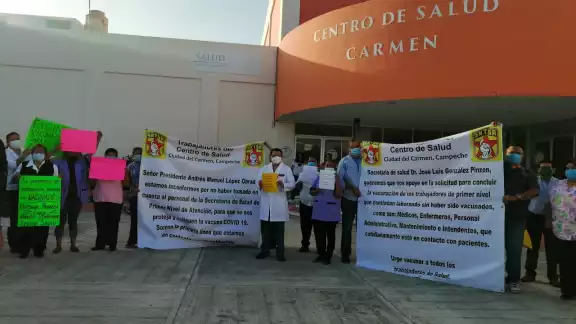 "Tampoco al personal administrativo le han aplicado la vacuna siendo ellos personas en riesgo", aseguró un portavoz. "Tampoco al personal administrativo le han aplicado la vacuna siendo ellos personas en riesgo", aseguró un portavoz.