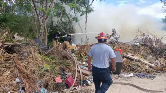 Los pobladores de Puerto Aventuras dieron aviso a los bomberos sobre el incendio en un basurero clandestino