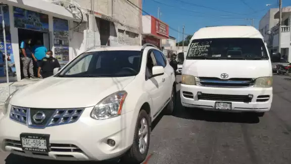 Los policías municipales involucrados no hablan inglés, por lo que un comerciante local fungir como traductor Los policías municipales involucrados no hablan inglés, por lo que un comerciante local fungir como traductor
