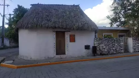 La vivienda de huano, ubicada en la Calzada de los Frailes, destaca entre tantos edificios de arquitectura española. Pertenece a Epifanía Tamay La vivienda de huano, ubicada en la Calzada de los Frailes, destaca entre tantos edificios de arquitectura española. Pertenece a Epifanía Tamay