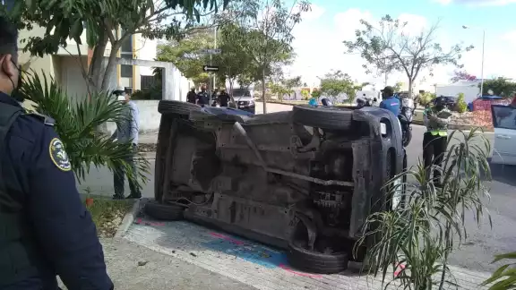 Por el golpe el Attos giró y se volcó en su costado izquierdo, los ocupantes quedaron atrapados.