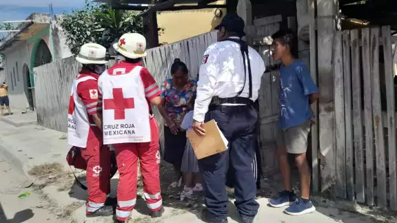 Paramédicos de la Cruz Roja Mexicana auxiliaron a la menor lesionada Paramédicos de la Cruz Roja Mexicana auxiliaron a la menor lesionada