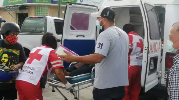 El motociclista cayó al pavimento y quedo tendido debajo de la camioneta El motociclista cayó al pavimento y quedo tendido debajo de la camioneta